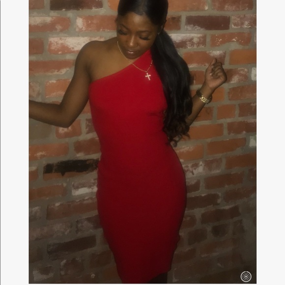 RED DRESS - Picture 2 of 5